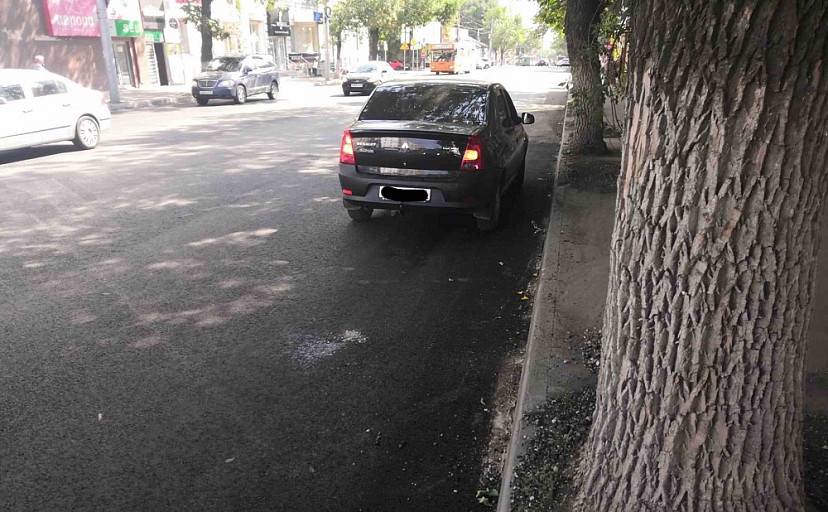 В центре Саратова под иномарку попала женщина