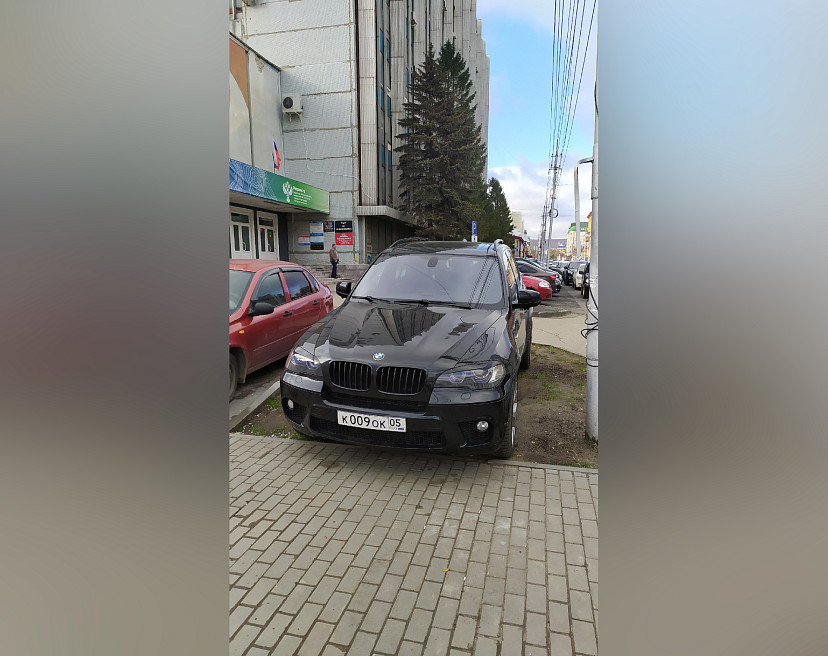 BMW с «красивым» номером заехал на газон в центре Саратова