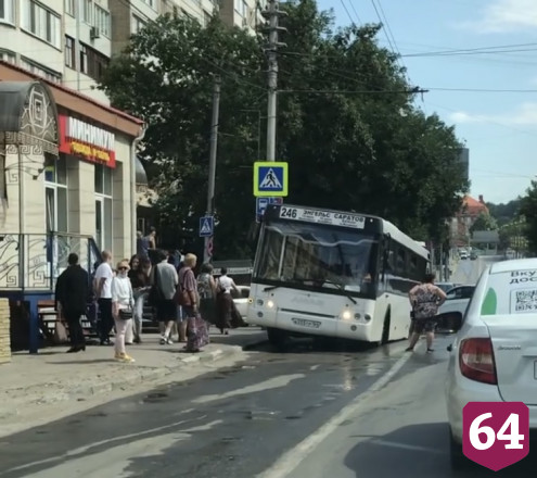 В Саратове автобус провалился в дорожную яму