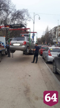 От колледжа искусств в Саратове эвакуировали машины автохамов