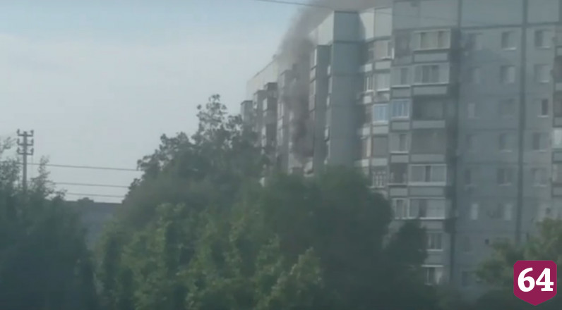 Саратовские пожарные с лестницы тушили балкон в 9-этажке