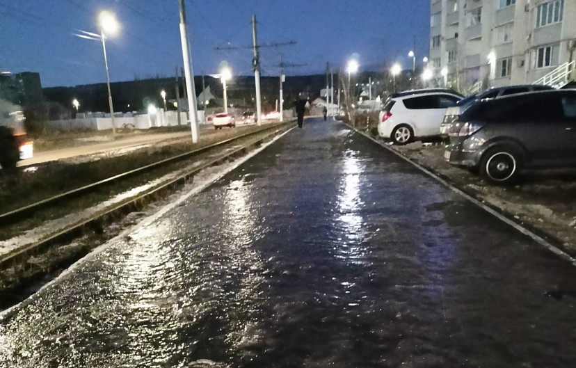 Саратовцы занимаются фигурным катанием на обледеневших тротуарах