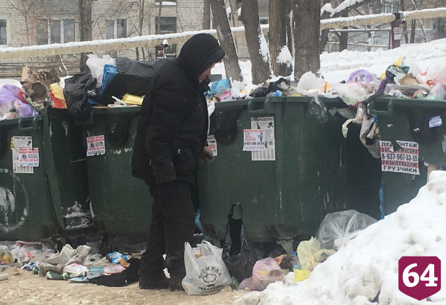 На мусорках Саратова нашли попавшие в ледяной плен контейнеры