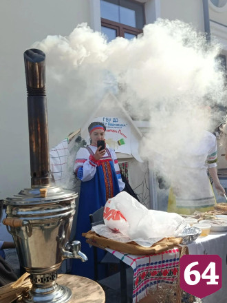 На саратовском фестивале самоваров кормили пловом и катали на ослике