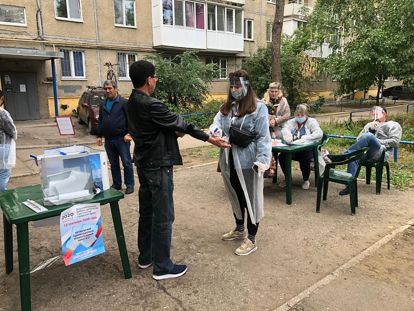Общественники проверили придомовые УИК