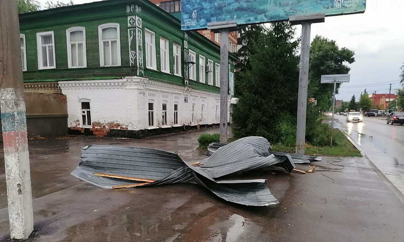 Сильный ветер сорвал кровлю администрации 