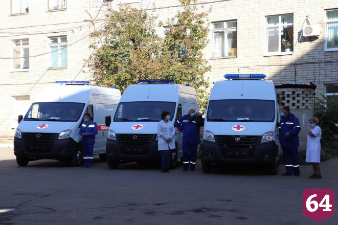 Саратовским врачам вручили ключи от новых машин «скорой помощи»