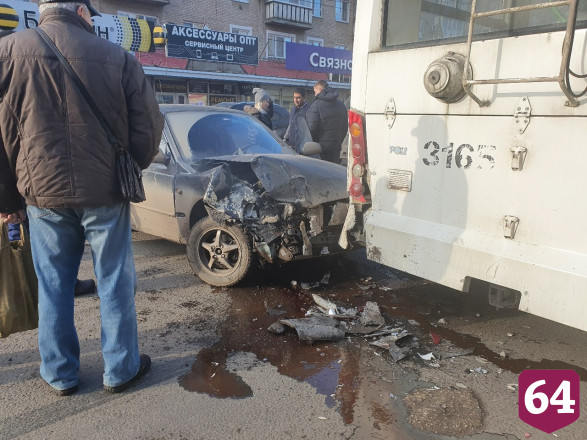 В массовой аварии с троллейбусом пострадала автоледи