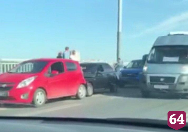 Массовая авария блокировала движение на мосту «Саратов - Энгельс»