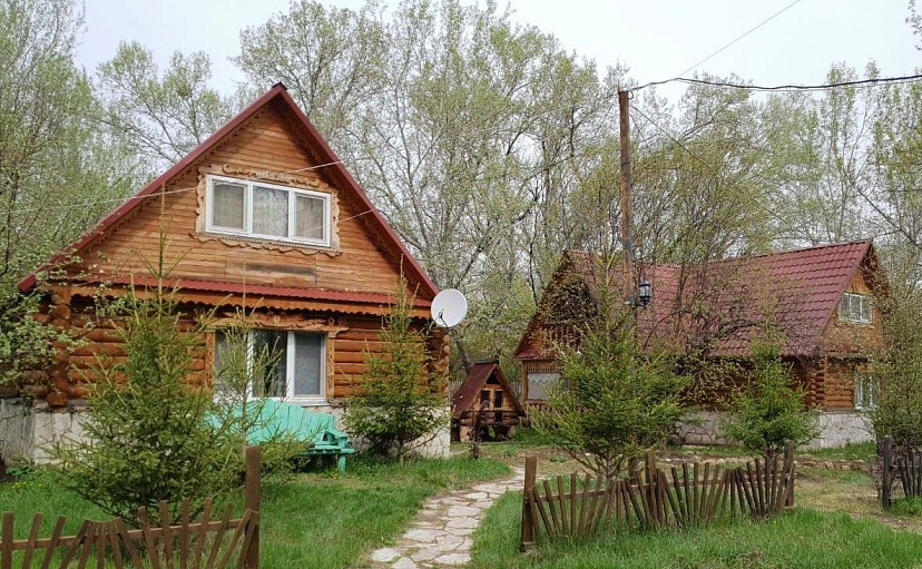 Под Саратовом продают усадьбу с 4 домами и прудом