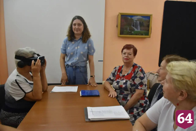 Саратовские пенсионеры «погуляли» по Петербургу в виртуальных очках 