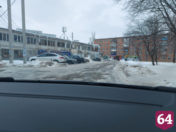 Жители Энгельса попросили привести в порядок дорогу «после бомбежки»