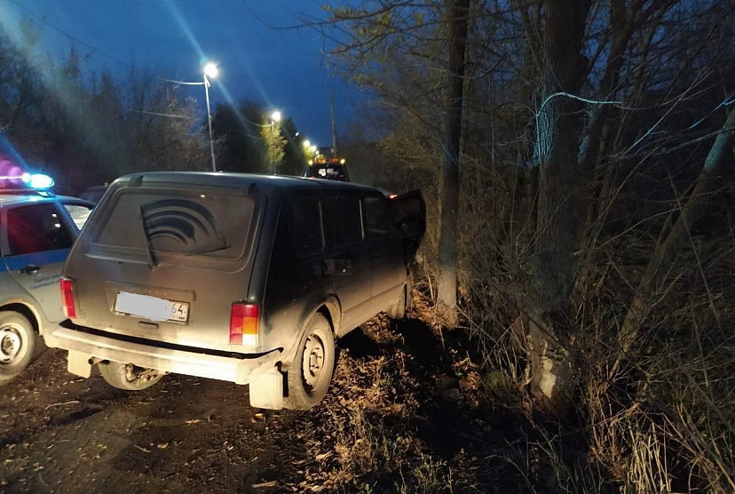 В Саратове внедорожник протаранил дерево