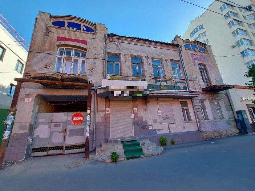 В Саратове дом с проездной аркой и ризалитами готовы продать «за рубль» 