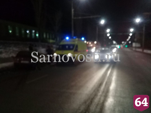 В Саратове автомобили после столкновения выбросило на тротуар