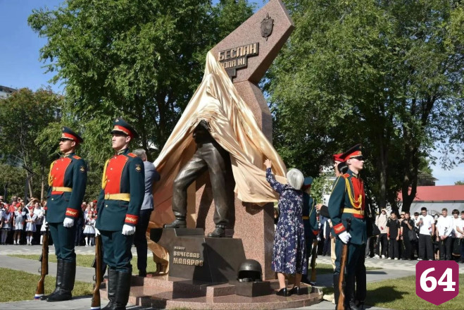 В Саратовской области открыли памятник погибшему в Беслане бойцу