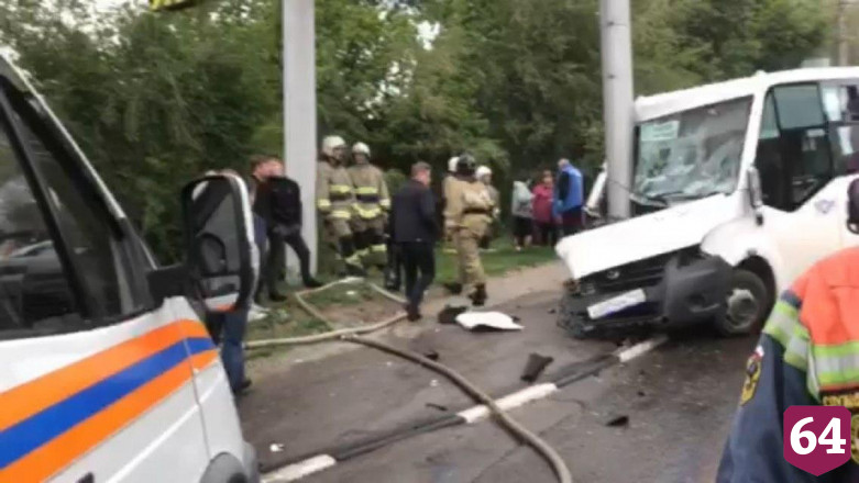 На Танкистов в ДТП со столбом пострадали 7 человек