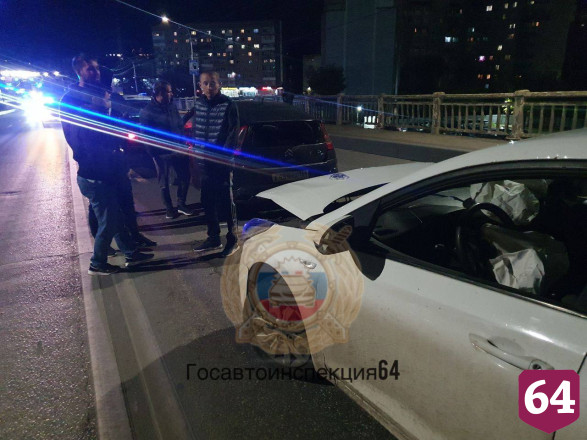 На мосту в Саратове столкнулись четыре автомобиля
