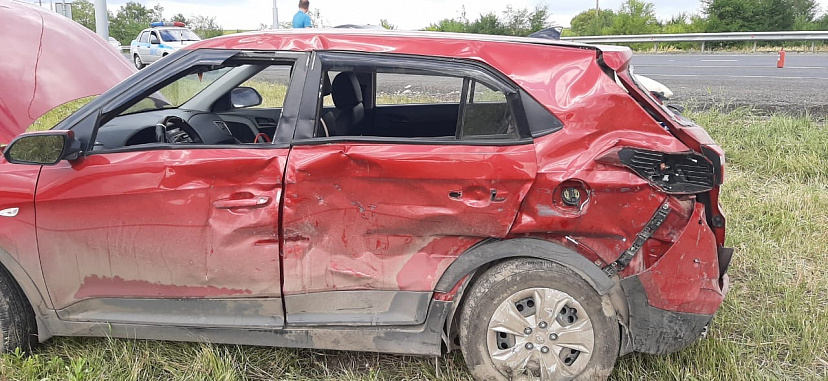 В аварии с грузовиком под Саратовом пострадали две женщины и мужчина