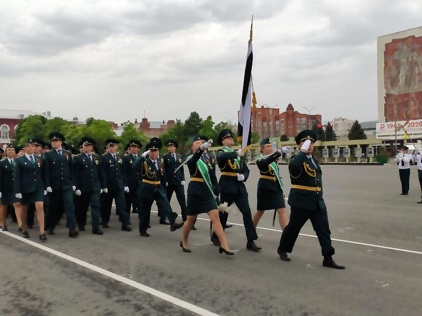 Над Саратовом в честь 75-летия Победы пролетели бомбардировщики 