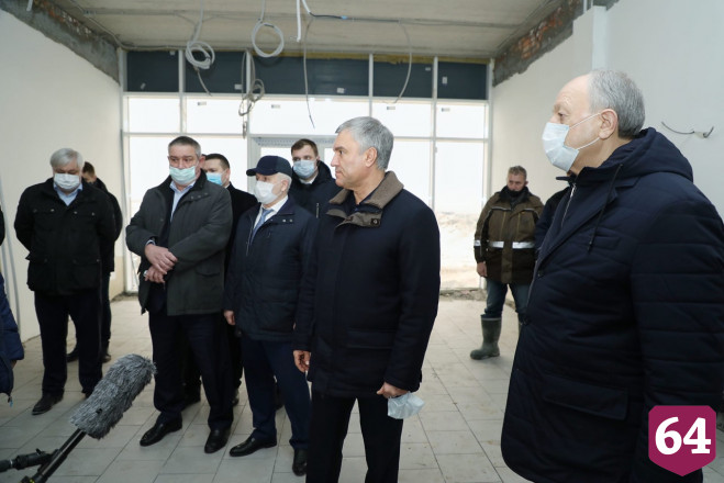 Володин потребовал для врачей инфекционного центра достойную зарплату