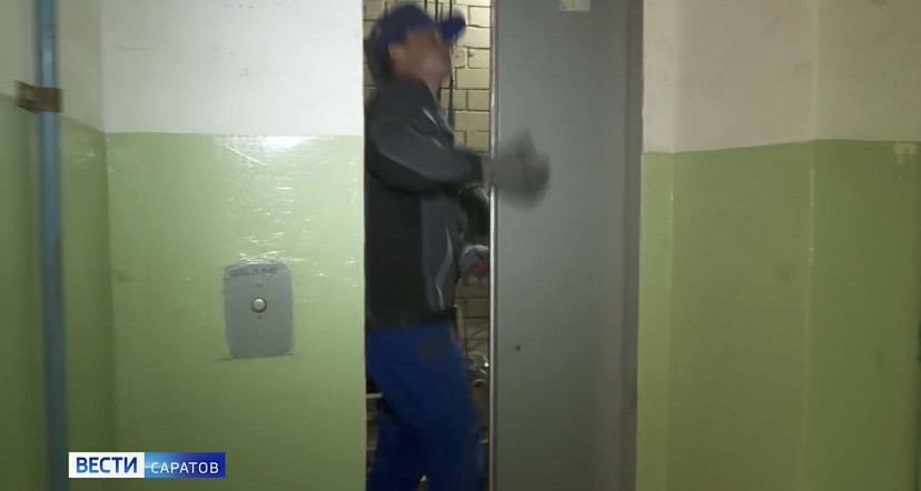 В саратовских многоэтажках заменили 110 старых лифтов 
