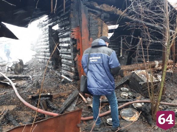 Труп обгоревшего мужчины нашли у выхода из частного дома