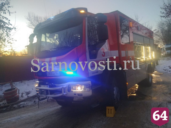 В Саратове из горящего дома эвакуировали ребенка