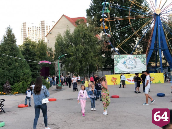 Жители Саратова проводят вечер на каруселях без масок