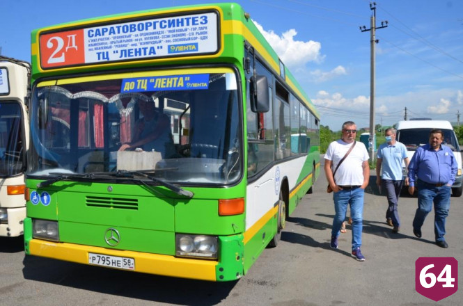 Перевозчиков наказали за грязь и рваные сиденья в саратовских автобусах 