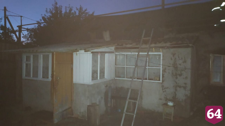 Под Саратовом хозяин пытался отбить от огня баню и дом