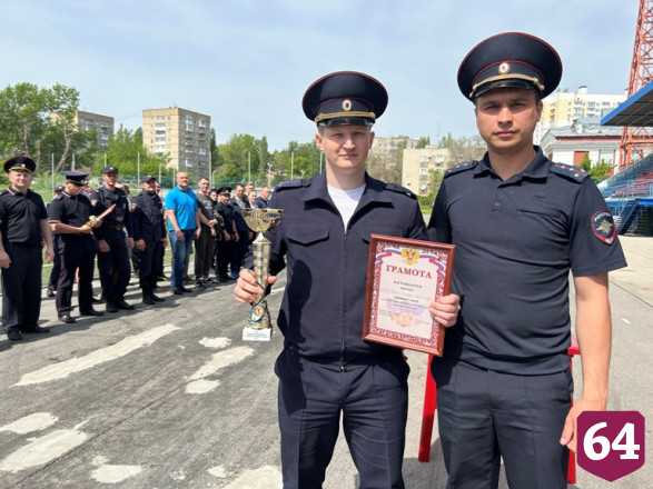 В Саратове полицейские соревновались в перетягивании каната