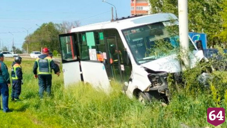 Семь человек пострадали в столкновении маршрутки со столбом под Энгельсом