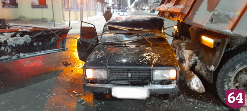 В Саратове при столкновении с самосвалом покалечились два человека