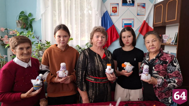 Саратовские бабушки научили молодежь мастерить обереги семьи