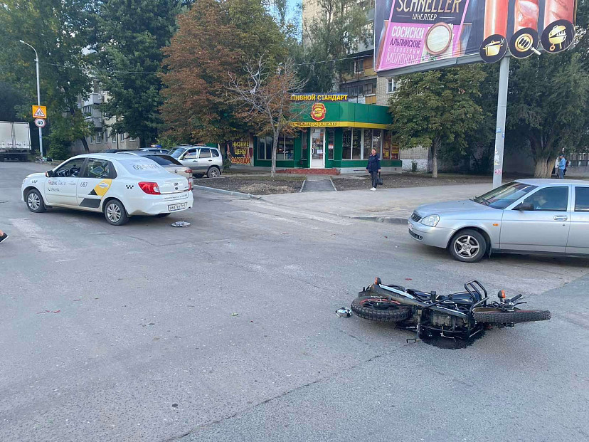 Скутерист после ДТП с такси попал в больницу 