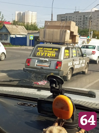 Автомобилист подметает дороги Энгельса американским флагом