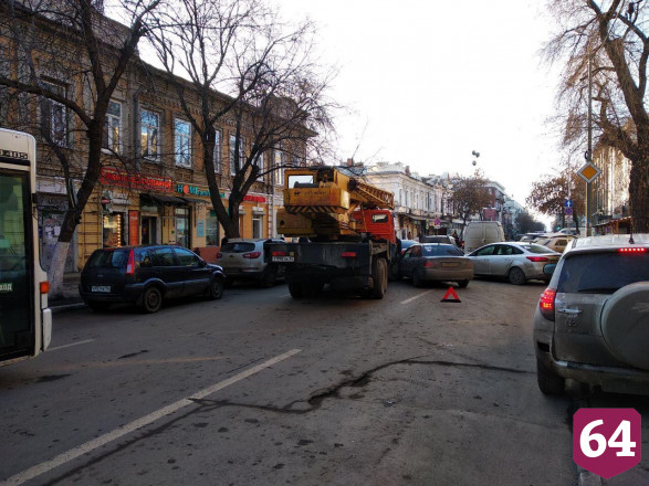 На Вольской у ТЮЗа столкнулись четыре автомобиля 