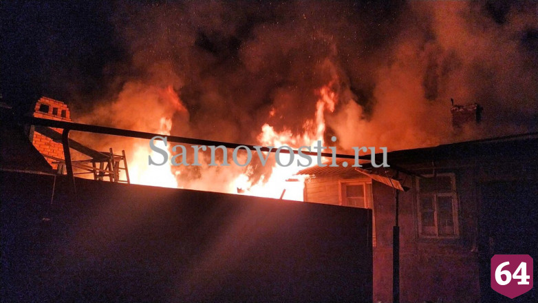 Сотрудники ДПС ночью вывели жильцов из полыхающего дома в Саратове