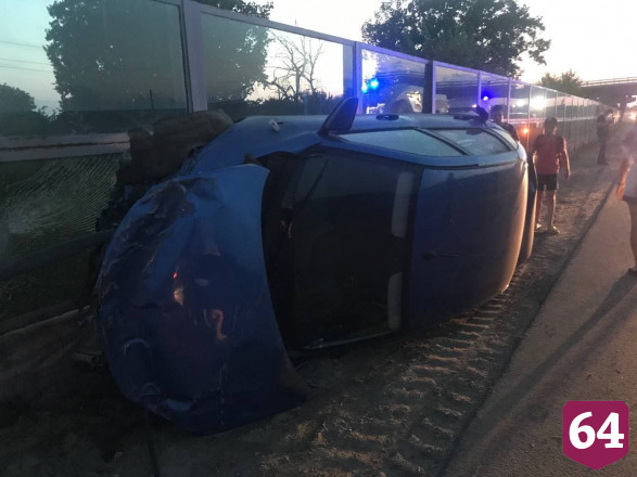 При опрокидывании у моста автомобиля покалечились 2 человека