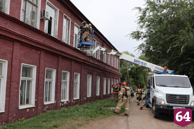 Пожарные эвакуировали людей из колледжа под Саратовом 