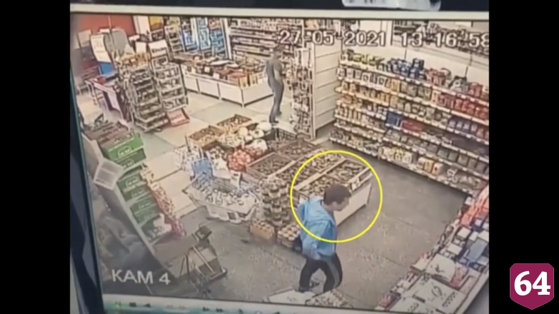  В Саратове похититель сигарет из магазина попал на камеры