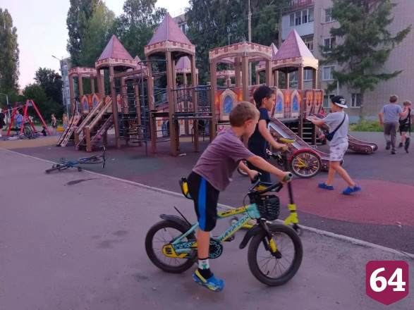В городе сделали детскую площадку с «замком»