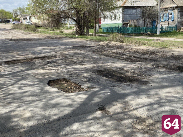 Дорогу под Саратовом начали ремонтировать после критики Володина