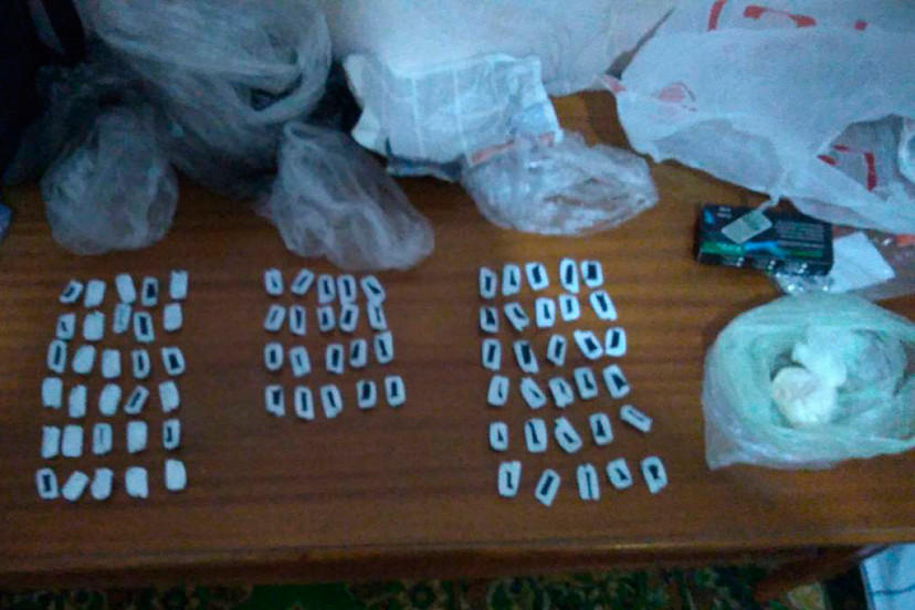 В квартире саратовцев нашли 100 граммов героина