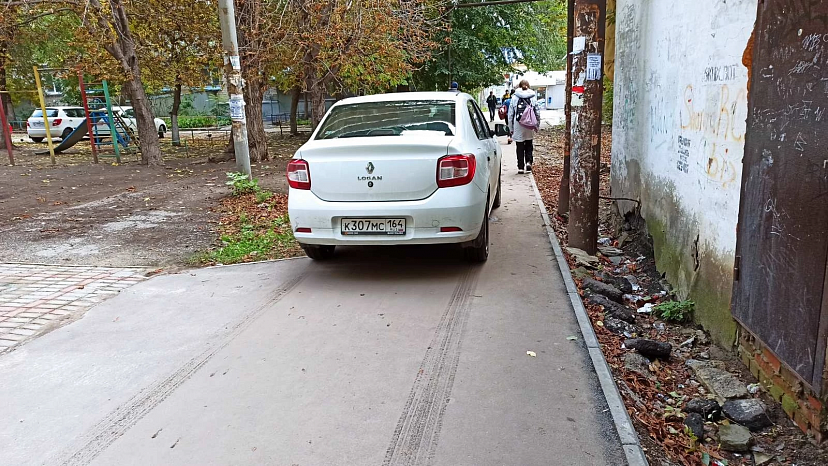 Автохам заехал на тротуар и возмутил жителей Саратова