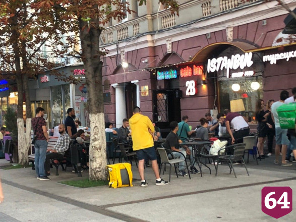 Жители Саратова без масок заполонили проспект Кирова