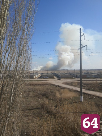 Летный городок заволокло дымом из-за возгорания камыша