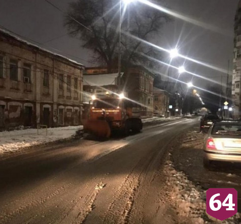 В Саратове снег у домов убирают 1789 дворников