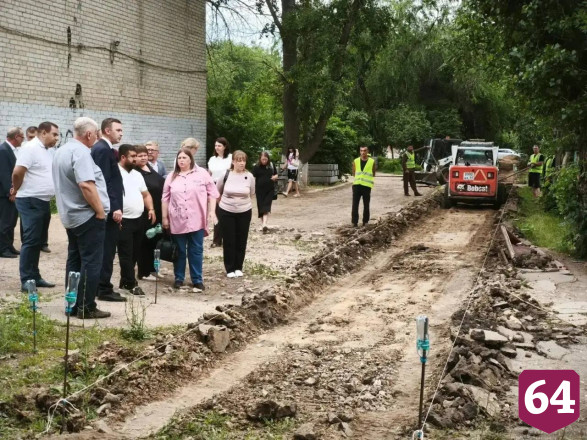 В Энгельсе между школой и детсадом обустраивают тротуар